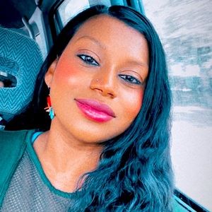 Meet your Posher, Nia